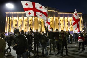 Po rinkimų – į gatves: žmonės Gruzijos valdančiąją partiją kaltina suklastojus rezultatus