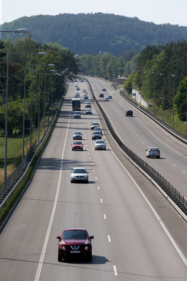 Seimas leido Lietuvos automobilių kelių direkcijai diegti naują apie 90 mln. eurų vertės kelių apmokestinimo sistemą, kai rinkliavos dydis priklausys ne nuo laiko, o nuo nuvažiuoto atstumo.<br>R.Danisevičiaus nuotr.