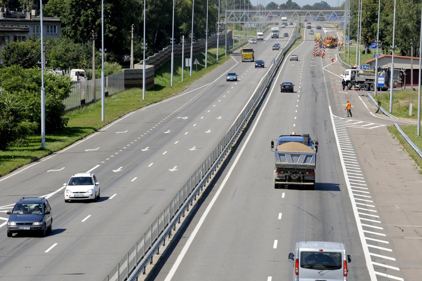Seimas leido Lietuvos automobilių kelių direkcijai diegti naują apie 90 mln. eurų vertės kelių apmokestinimo sistemą, kai rinkliavos dydis priklausys ne nuo laiko, o nuo nuvažiuoto atstumo.<br>V.Ščiavinsko nuotr.