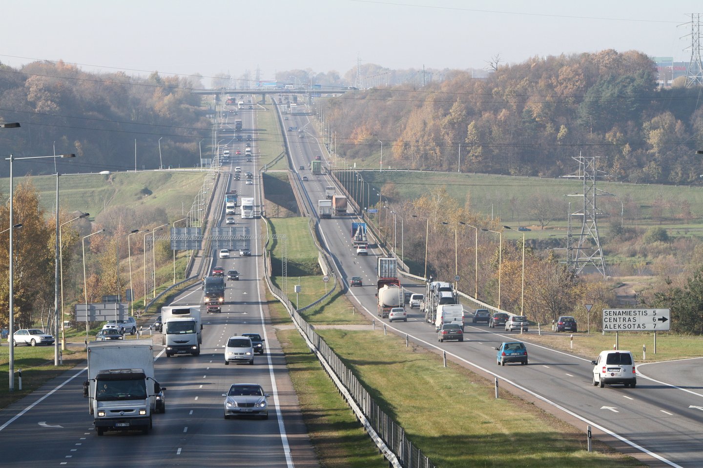 Seimas leido Lietuvos automobilių kelių direkcijai diegti naują apie 90 mln. eurų vertės kelių apmokestinimo sistemą, kai rinkliavos dydis priklausys ne nuo laiko, o nuo nuvažiuoto atstumo.<br>M.Patašiaus nuotr.