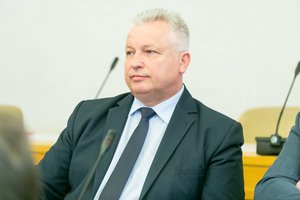 Teismas dar trims mėnesiams nušalino nuo pareigų Kelmės rajono merą V. Andrulį