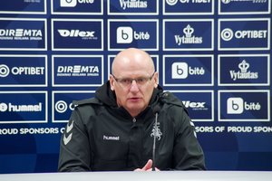 Koronavirusas praretino Lietuvos rinktinės sudėtį: V. Urbonui teko kviesti dar du futbolininkus