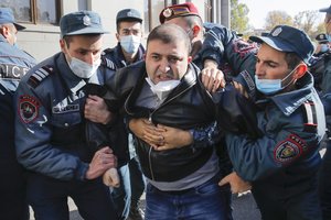 Armėnijoje per demonstraciją prieš paliaubų susitarimą dėl Karabacho sulaikyta žmonių