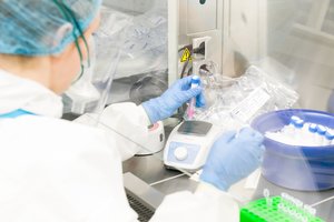 Santaros klinikos apie COVID-19 tyrimus: mūsų laboratorija viršija galimybių ribas