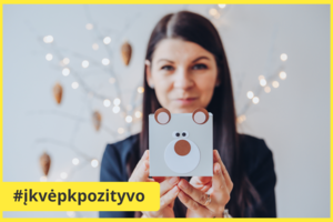 Mama Simona dalijasi instrukcija, kaip pasigaminti popierinį Advento kalendorių