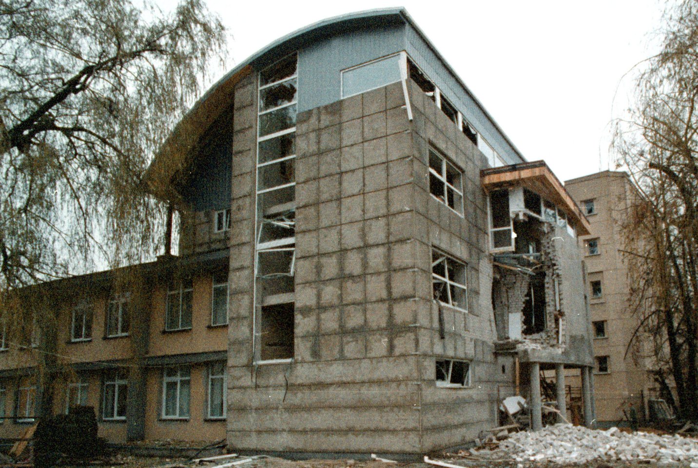 1995 m. Vilniuje naktį susprogdintas dienraščio „Lietuvos rytas“ redakcijos pastatas.<br>P.Lileikio nuotr.