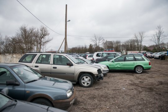 Pakraupo dėl saugomos aikštelės įkainių: automobilis vertas 100 eurų, bet susimokėti reikia daugiau kaip 1 tūkst.