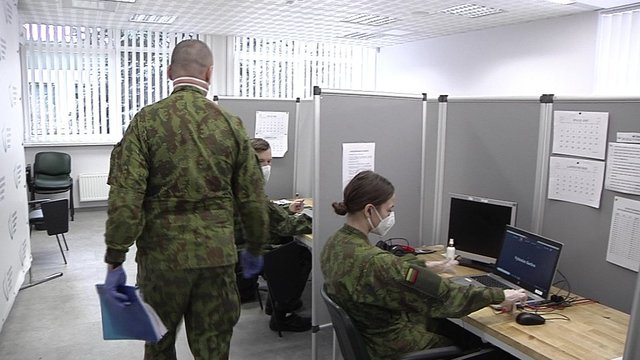 Papildomos pajėgos kovai su koronavirusu: prie darbų kimba dar daugiau karių