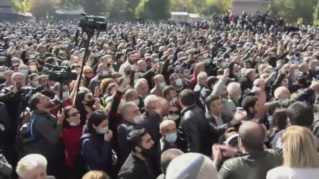Tūkstančiai armėnų už paliaubų sudarymą su Azerbaidžanu reikalauja premjero atsistatydinimo