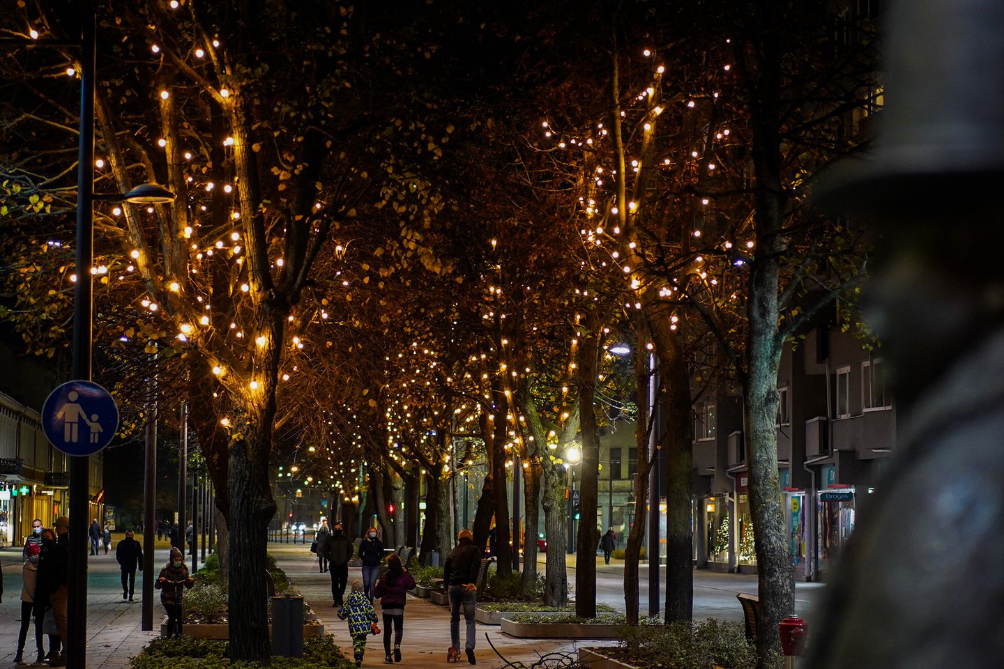  Laisvės alėjoje įžiebiamos lemputės.<br> G.Bitvinsko nuotr.