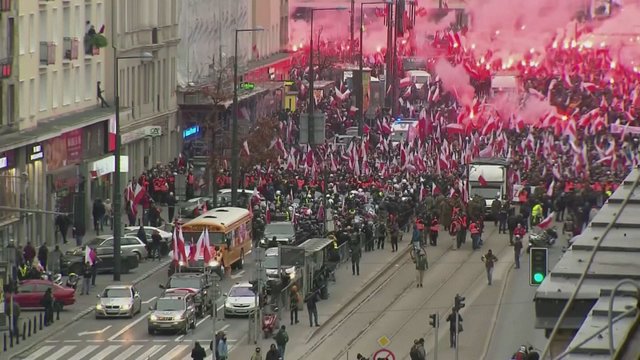 Tūkstančiai lenkų išėjo į gatves: žmonės nepaisė koronaviruso ribojimų, susirėmė su policija