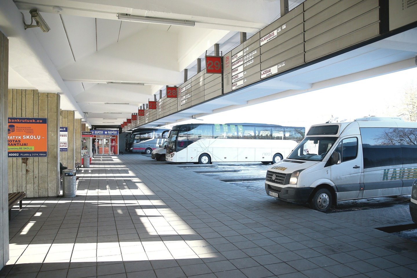 Tarpmiestiniai autobusai Lietuvoje dažniausiai aptarnauja ir į rajono centrą vykstančius provincijos gyventojus.<br>R.Danisevičiaus nuotr.