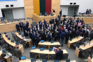 Politologai įvertino kadenciją baigusio Seimo darbus: kritikos susilaukė švietimo reforma bei priešų ieškojimas