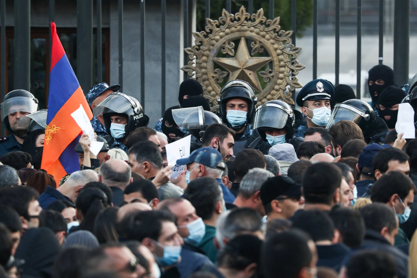 Įniršę armėnai protestuose tvirtina, kad nusileisdama valdžia išdavė žmones.<br> TASS/Scanpix nuotr.