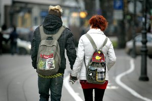 Paauglių apklausa rodo: geria mažiau, bet populiarėja elektroninės cigaretės ir lošimai iš pinigų