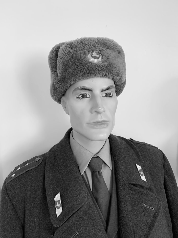 Milicijos pareigūno uniforma su lietuviškais ženklais.<br> Leidėjų nuotr.