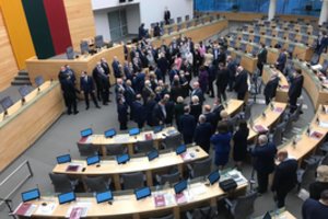 Seimas darbą užbaigė kaip institucija, turinti mažiausią visuomenės pasitikėjimą: smuko valdančiųjų reitingai