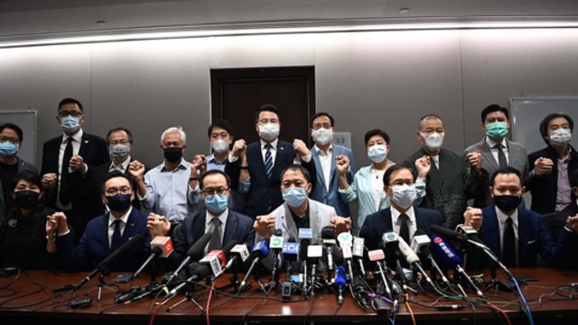 Atsistatydino visi Honkongo demokratinio sparno įstatymų leidėjai