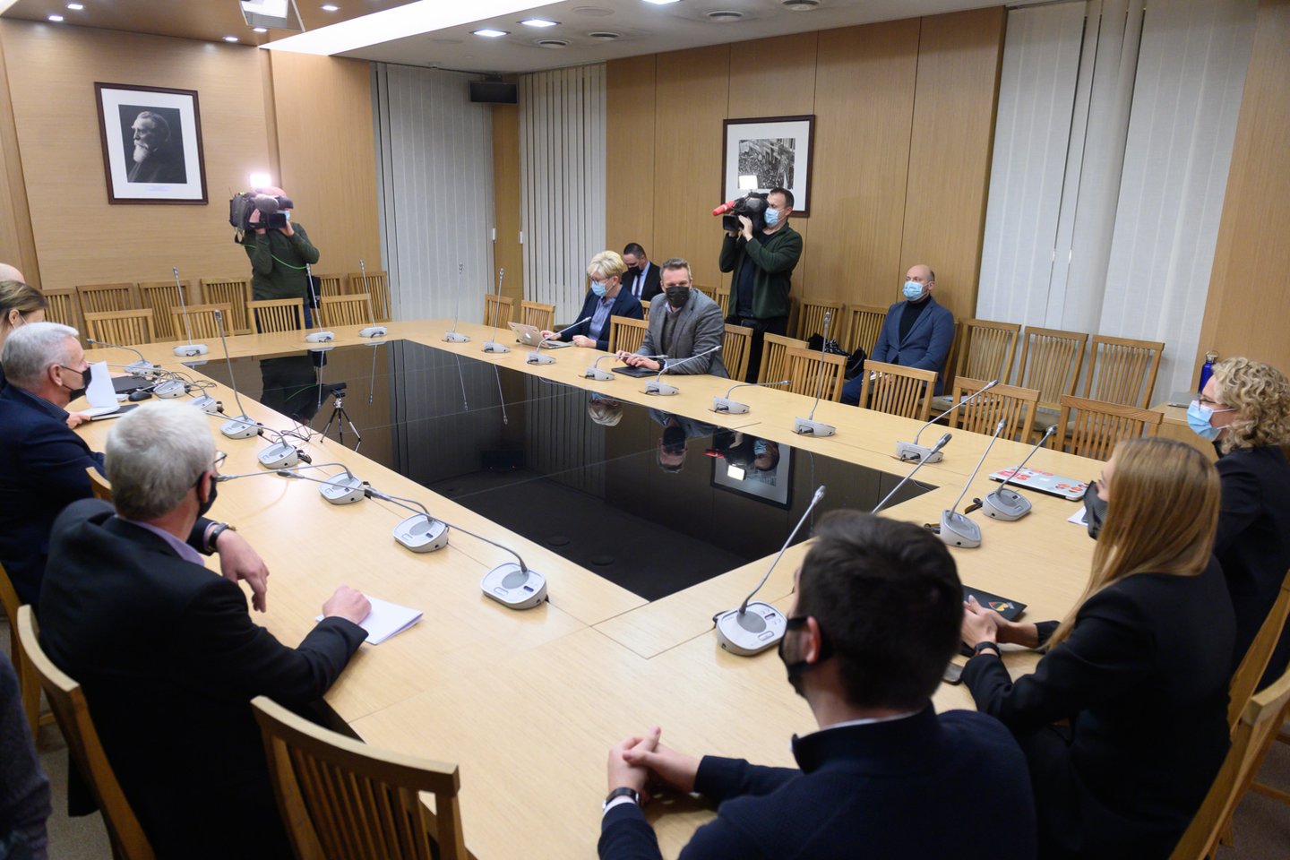 Į derybas ketvirtadienį vakare susirinkę būsimieji koalicijos partneriai – Tėvynės sąjunga – Lietuvos krikščionys demokratai, Liberalų sąjūdis ir Laisvės partija – sutarė, ką skirs Seimo pirmininko pavaduotojais.<br>V.Skaraičio nuotr.