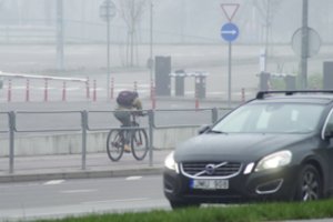 Eismo sąlygos: kelių dangos daugiausiai yra drėgnos