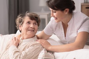 Artimųjų slauga namuose: patarė, kaip elgtis, kad plaukų trinkimas netaptų iššūkiu