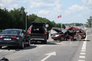 Automobilių susidūrimų grandinė: kas tokiais atvejais yra kaltininkai ir nukentėjusieji