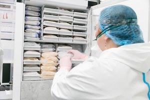 Lietuvą pasiekė svarbi siunta – 100 tūkst. mėgintuvėlių COVID-19 tyrimams