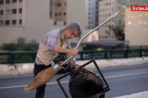 Tą matėte tik Hario Poterio filmuose: du vyrai gatves skrodžia skraidančiomis šluotomis