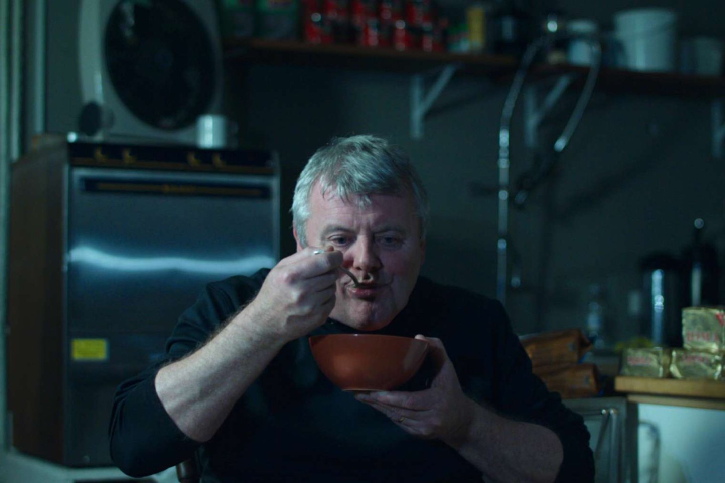 Filmas „Omarų sriuba“ – apie mažo Islandijos miestelio kavinę. <br>Kadras iš filmo „Omarų sriuba“.