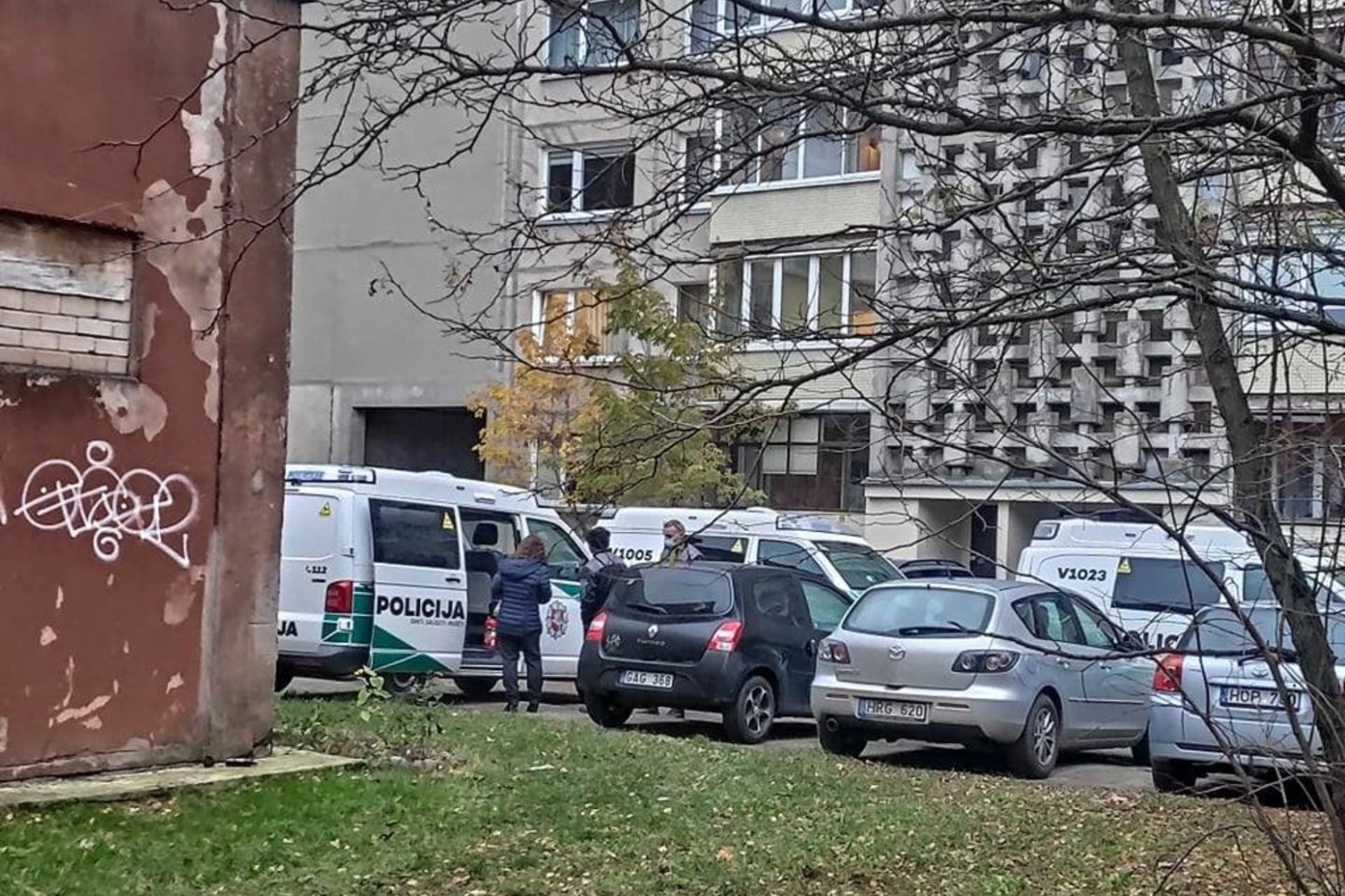  Vilniuje rasta nužudyta moteris, į įvykio vietą susirinko gausios pareigūnų pajėgos.<br> N.Surgailytės nuotr.