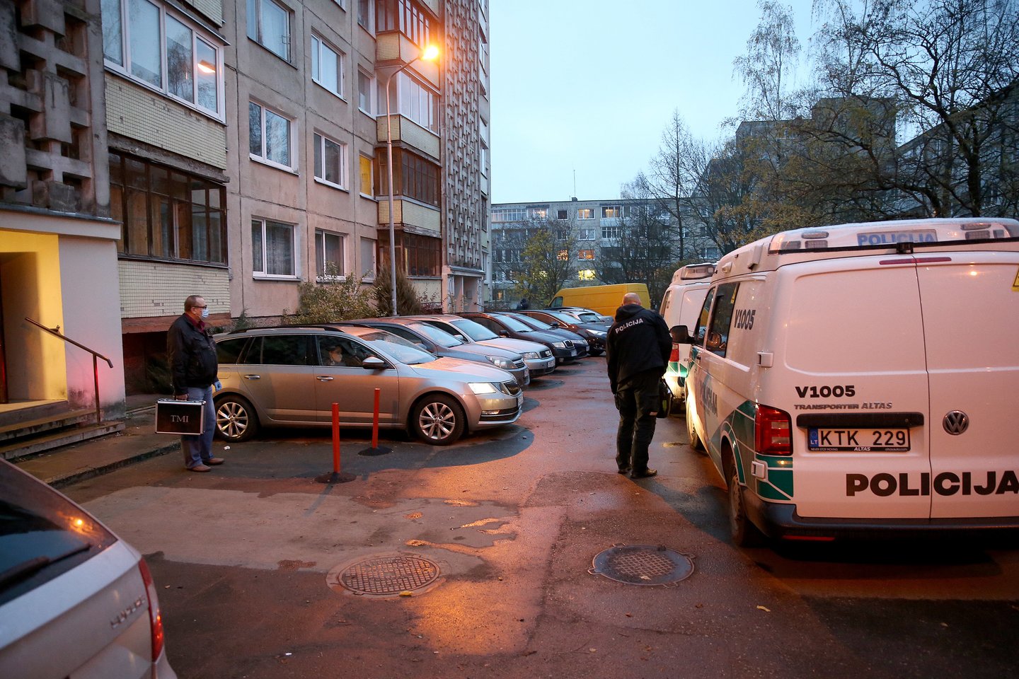  Vilniuje rasta nužudyta moteris, į įvykio vietą susirinko gausios pareigūnų pajėgos.<br> R.Danisevičiaus nuotr.