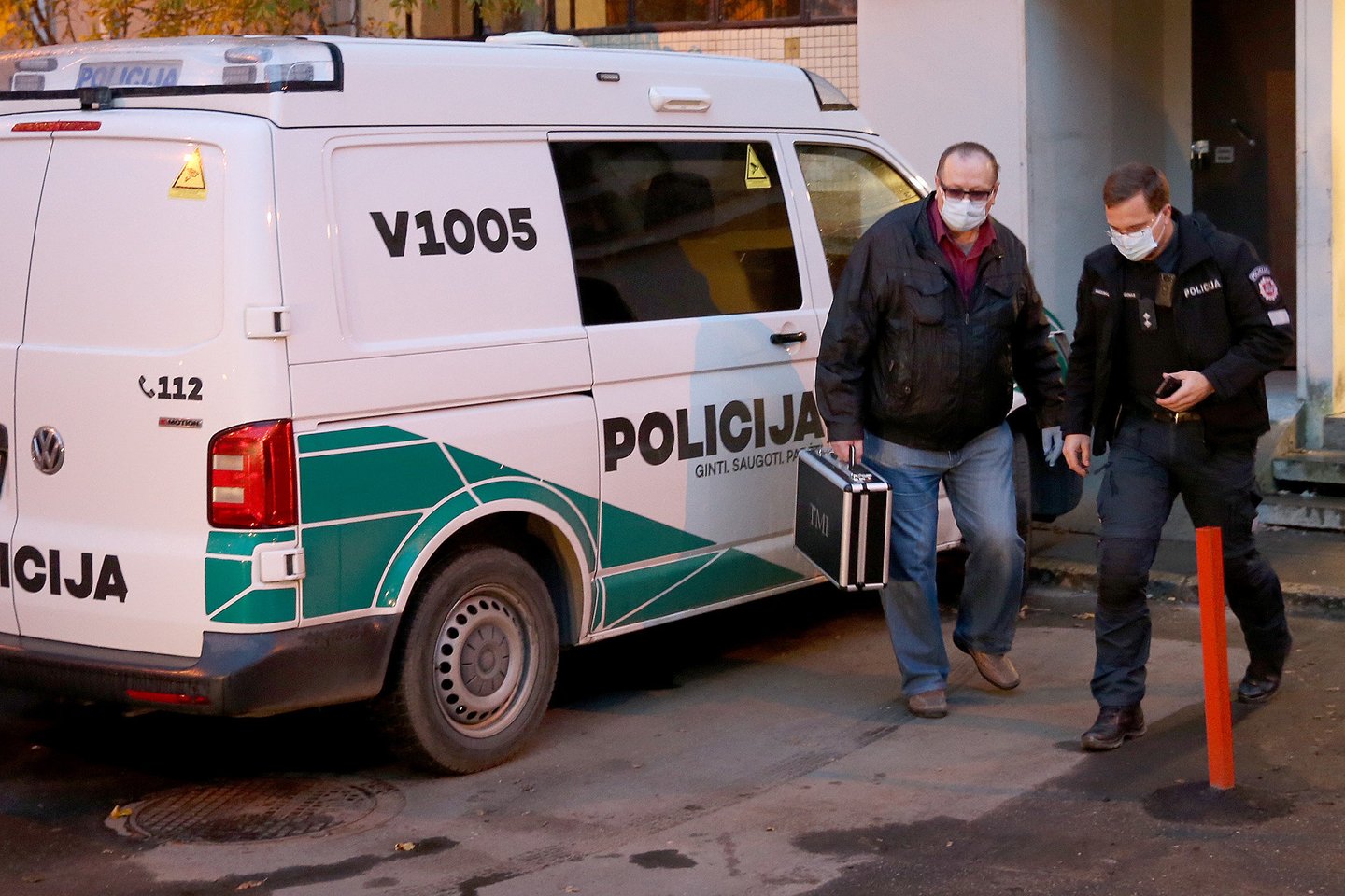  Vilniuje rasta nužudyta moteris, į įvykio vietą susirinko gausios pareigūnų pajėgos.<br> R.Danisevičiaus nuotr.