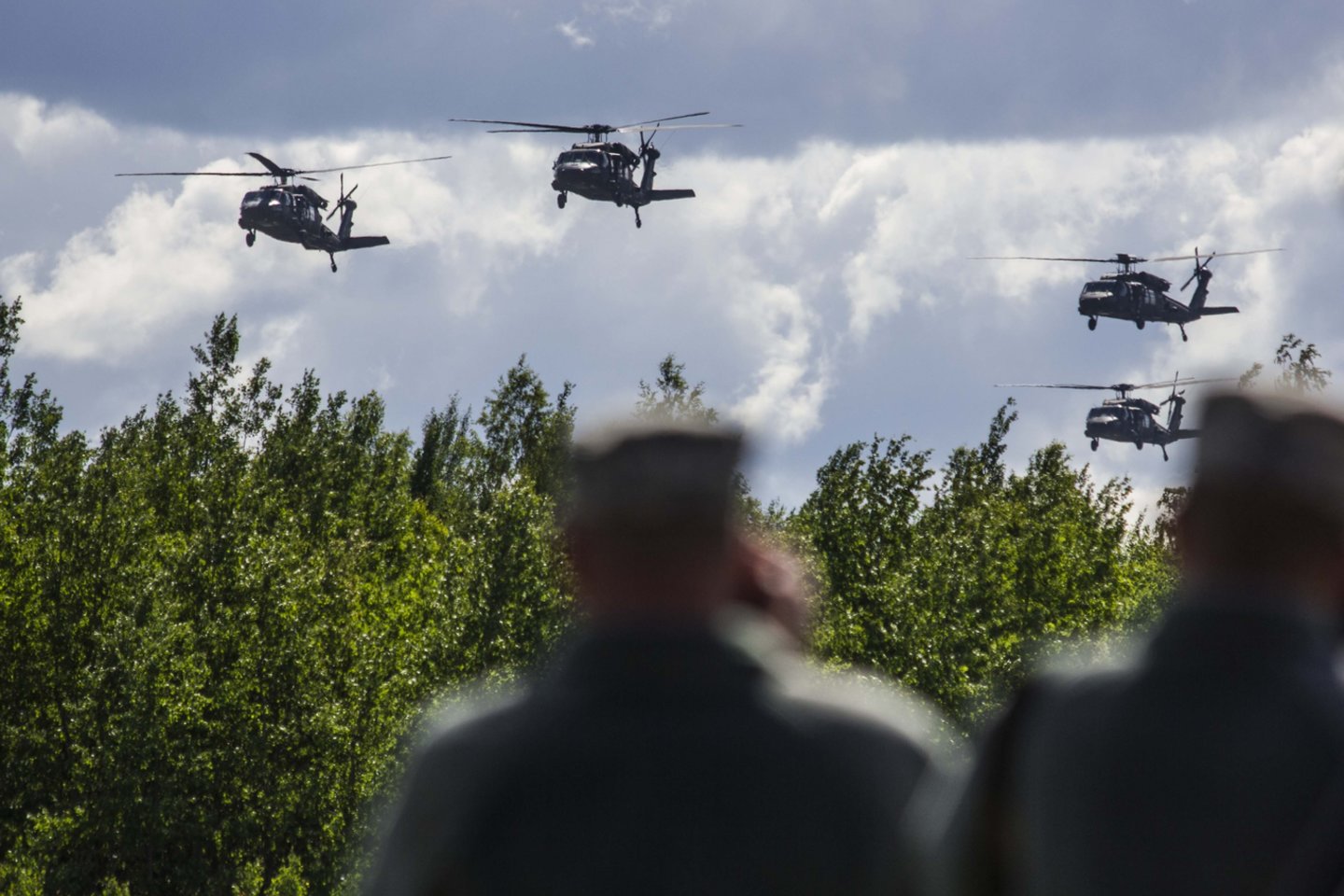 Lietuva penktadienį pasirašė sutartį su Jungtinėmis Valstijomis dėl keturių karinių sraigtasparnių „Black Hawk“ įsigijimo.<br>I.Budzeikaitės/KAM nuotr.