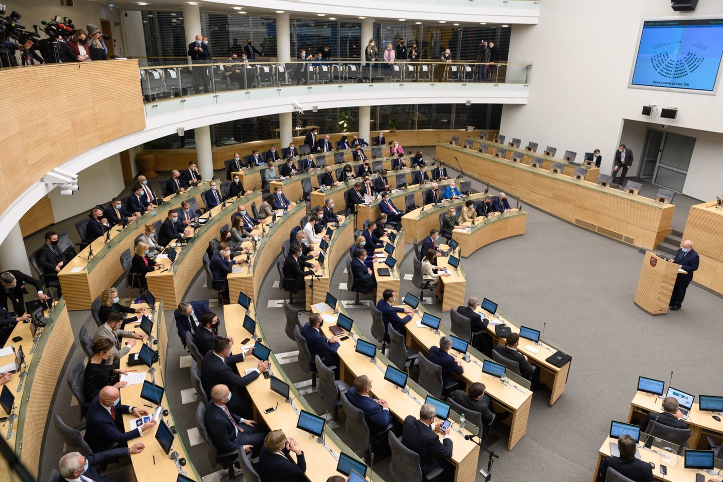 60 – tiek naujų parlamentarų penktadienį davė priesaiką Seime. Kartu su jais – ir 81 perrinktas Seimo narys. <br>V.Skaraičio nuotr.