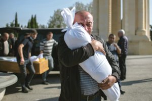 Į Kalnų Karabachą grįžo trapi taika, tačiau karo kirvis dar neužkastas