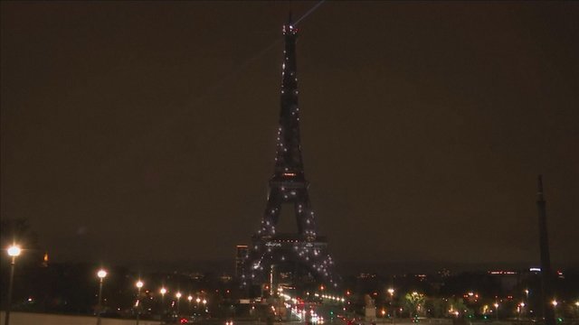Paryžiuje minimos teroro išpuolių aukos: Eifeilio bokštas nušvito pranešimu