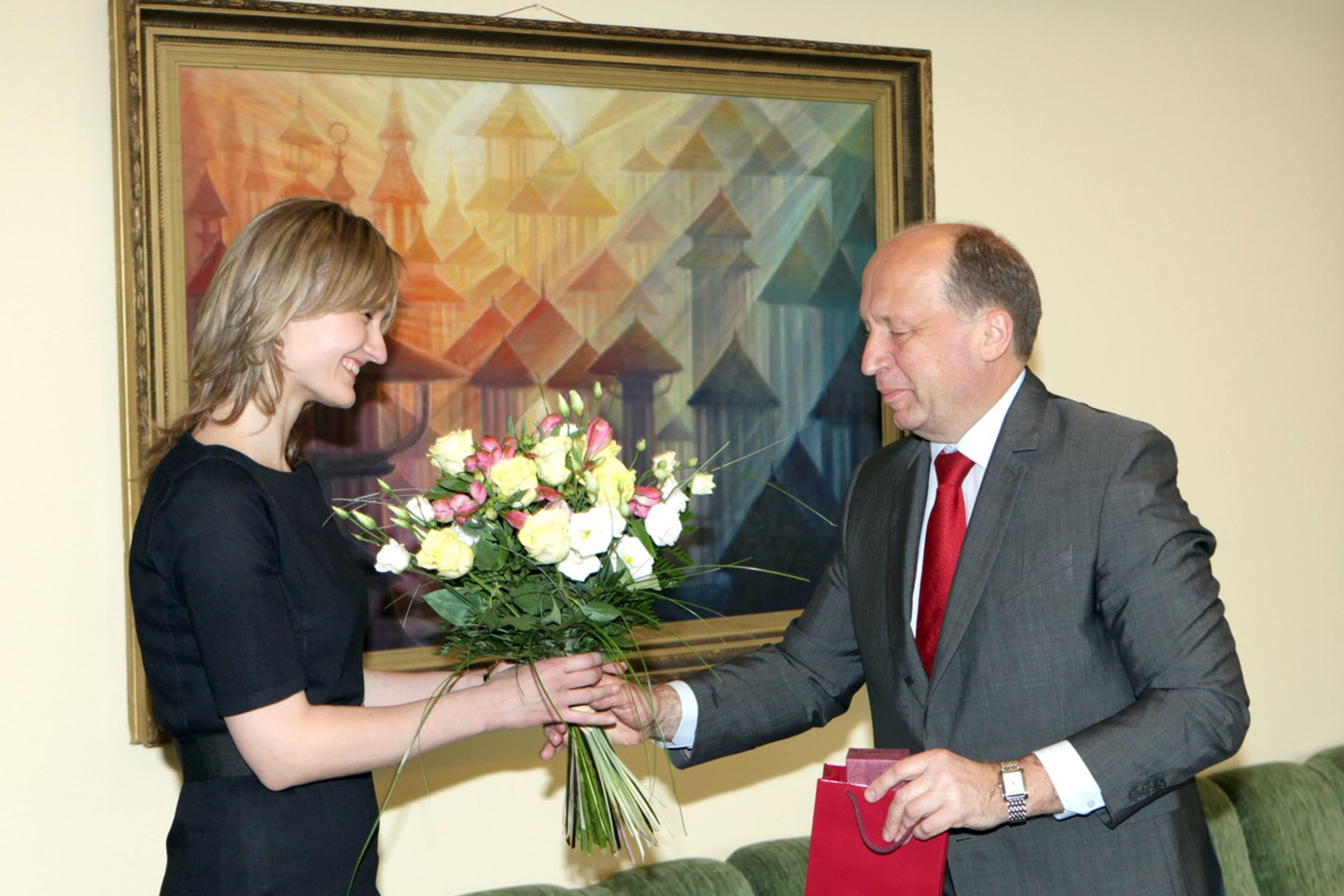  Europos šachmatų čempione tapusi V.Čmilytė Vyriausybėje iš A.Kubiliaus sulaukė ir padėkos žodžių ir premijos. 2011-ieji.<br> P.Lileikio nuotr.