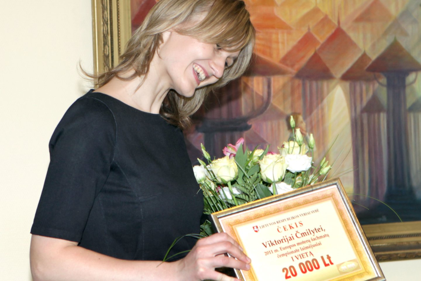  Europos šachmatų čempione tapusi V.Čmilytė Vyriausybėje iš A.Kubiliaus sulaukė ir padėkos žodžių ir premijos. 2011-ieji.<br> P.Lileikio nuotr.
