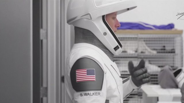 Keturi astronautai ruošiasi pakilti į kosmosą su „Space X“ erdvėlaiviu