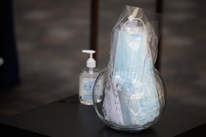 Ministerijos sukauptas apsaugos priemones sandėliuos „Hoptrans logistics“