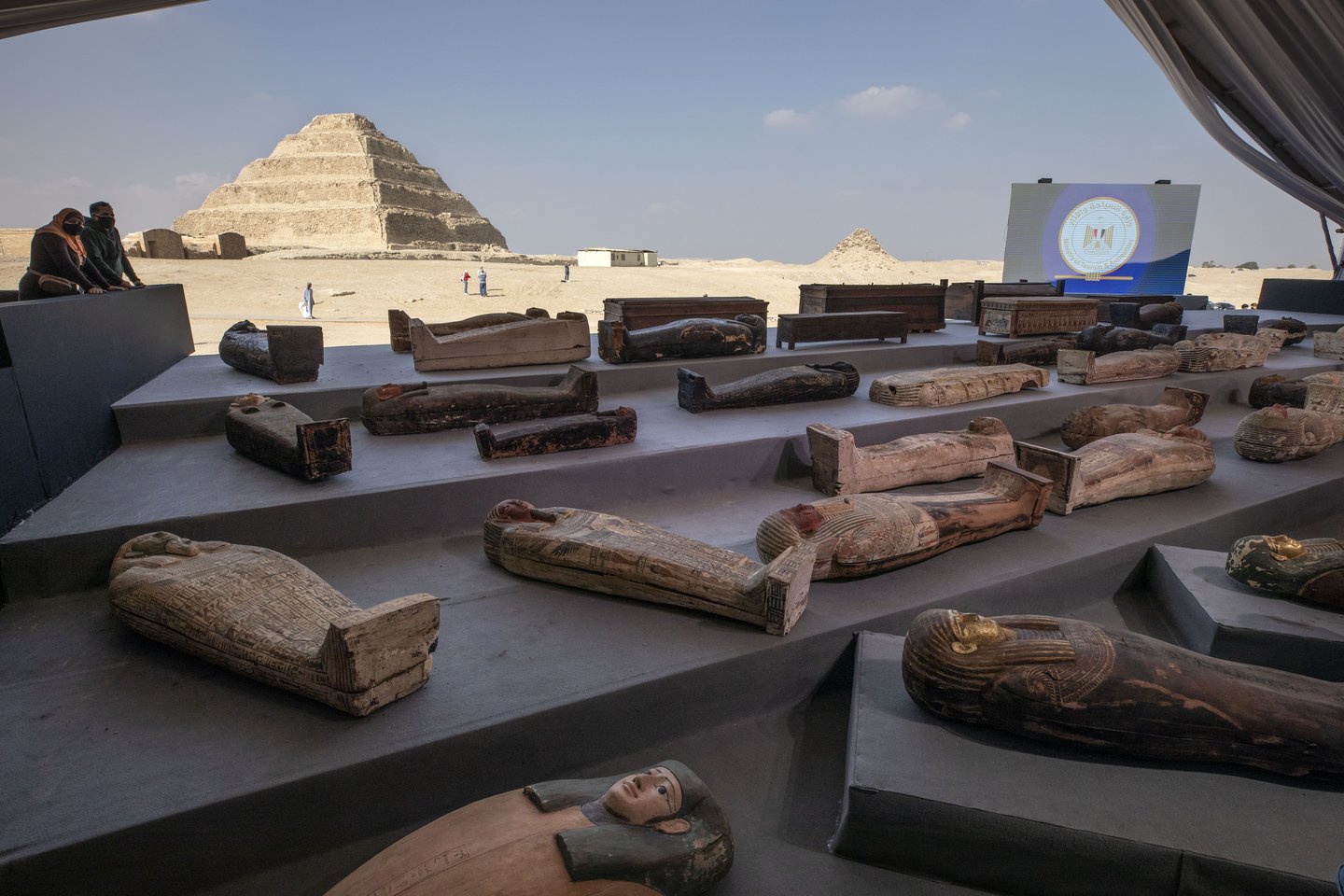 Sarkofagai buvo rasti trijose laidojimo šachtose apie 12 metrų gylyje, į pietus nuo Kairo esančiame dideliame Sakaros nekropolyje.<br>AP/Scanpix nuotr.