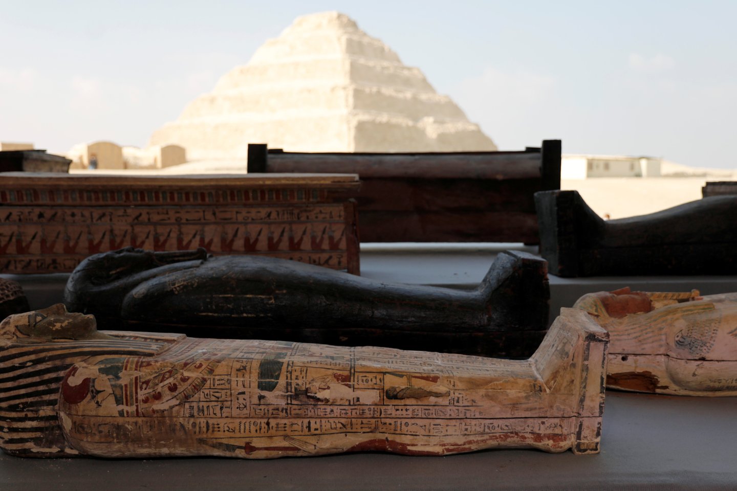 Sarkofagai buvo rasti trijose laidojimo šachtose apie 12 metrų gylyje, į pietus nuo Kairo esančiame dideliame Sakaros nekropolyje.<br>REUTERS/Scanpix nuotr.