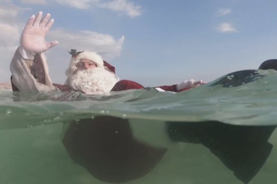 Šventinės nuotaikos atėjo ir į šiltus kraštus: stebėkite, ką išdarinėja Kalėdų senelis