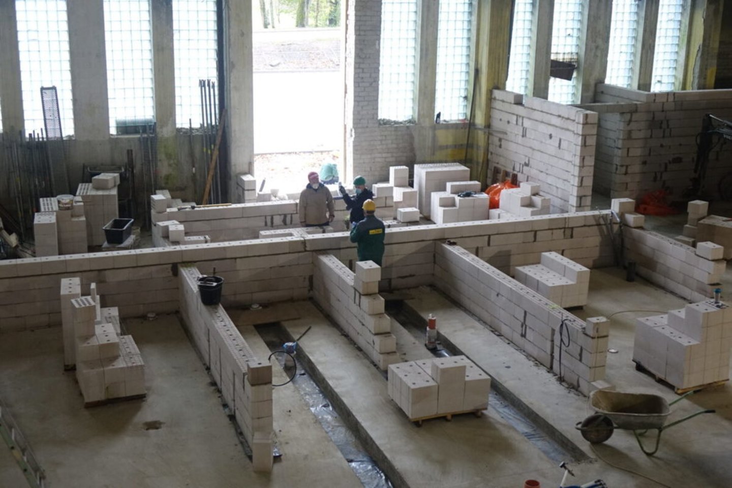 Statybvietėje jau ryškėja ir būsimųjų sporto salių, ir sportininkų persirengimo kabinų kontūrai.<br>„Šilutės naujienų“ archyvo nuotr.