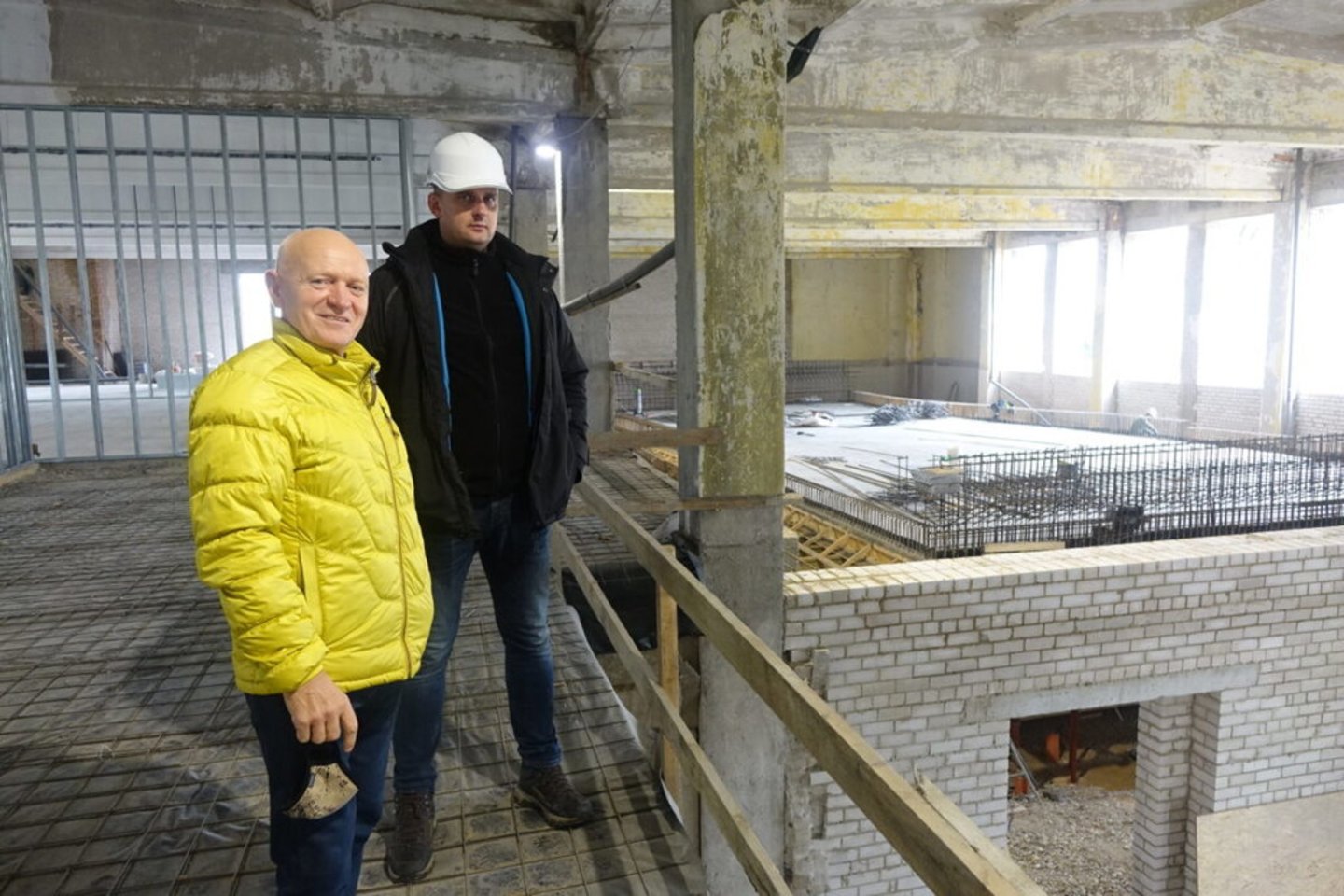 S.Kazlauskas (kairėje) ir darbų vadovas V.Budginas.<br>„Šilutės naujienų“ archyvo nuotr.