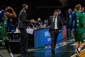 „Žalgirio“ treneris M. Schilleris po dramatiškos pergalės siautėjo drabužinėje: žaidėjai išklausė stratego priekaištų