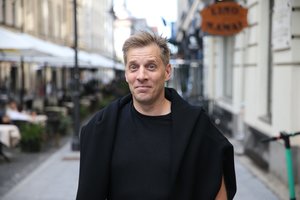 Dainą pristatantis S. Prūsaitis: „Noriu pakelti nuotaiką, nes nerimą keliančių ir be manęs užtenka“