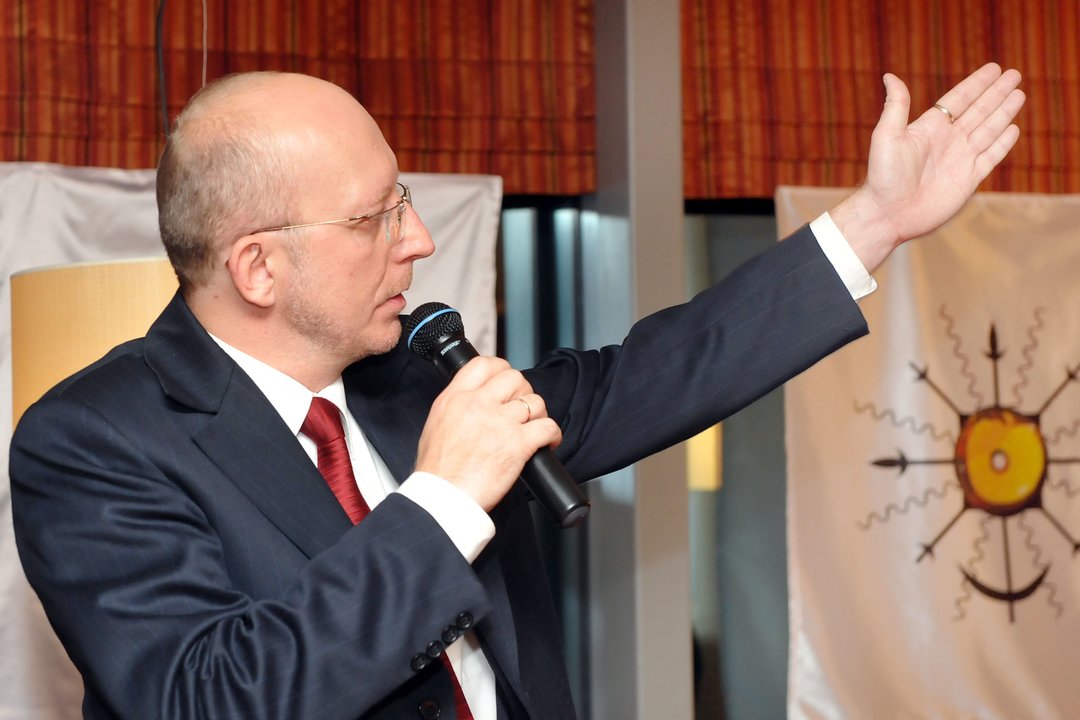 2008 m. į pirmą posėdį susirinko dešimtasis Seimas. Seimo pirmininku antruoju balsavimu (pirmą kartą Lietuvos parlamentarizmo istorijoje po Nepriklausomybės atkūrimo) buvo išrinktas Tautos prisikėlimo partijos atstovas Arūnas Valinskas. Šias pareigas ėjo iki atstatydinimo 2009 m. rugsėjo viduryje.<br>P.Lileikio nuotr.