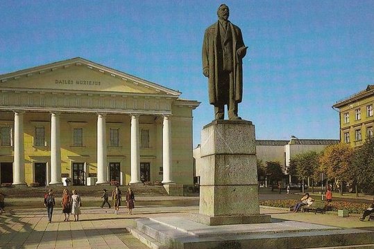 1990 m. naktį Vilniuje nukeltas bolševikų veikėjo Vinco Mickevičiaus-Kapsuko paminklas, stovėjęs Rotušės aikštėje. Po nepriklausomybės atkūrimo paminklą kurį laiką saugojo sovietinės kariuomenės šarvuočiai.