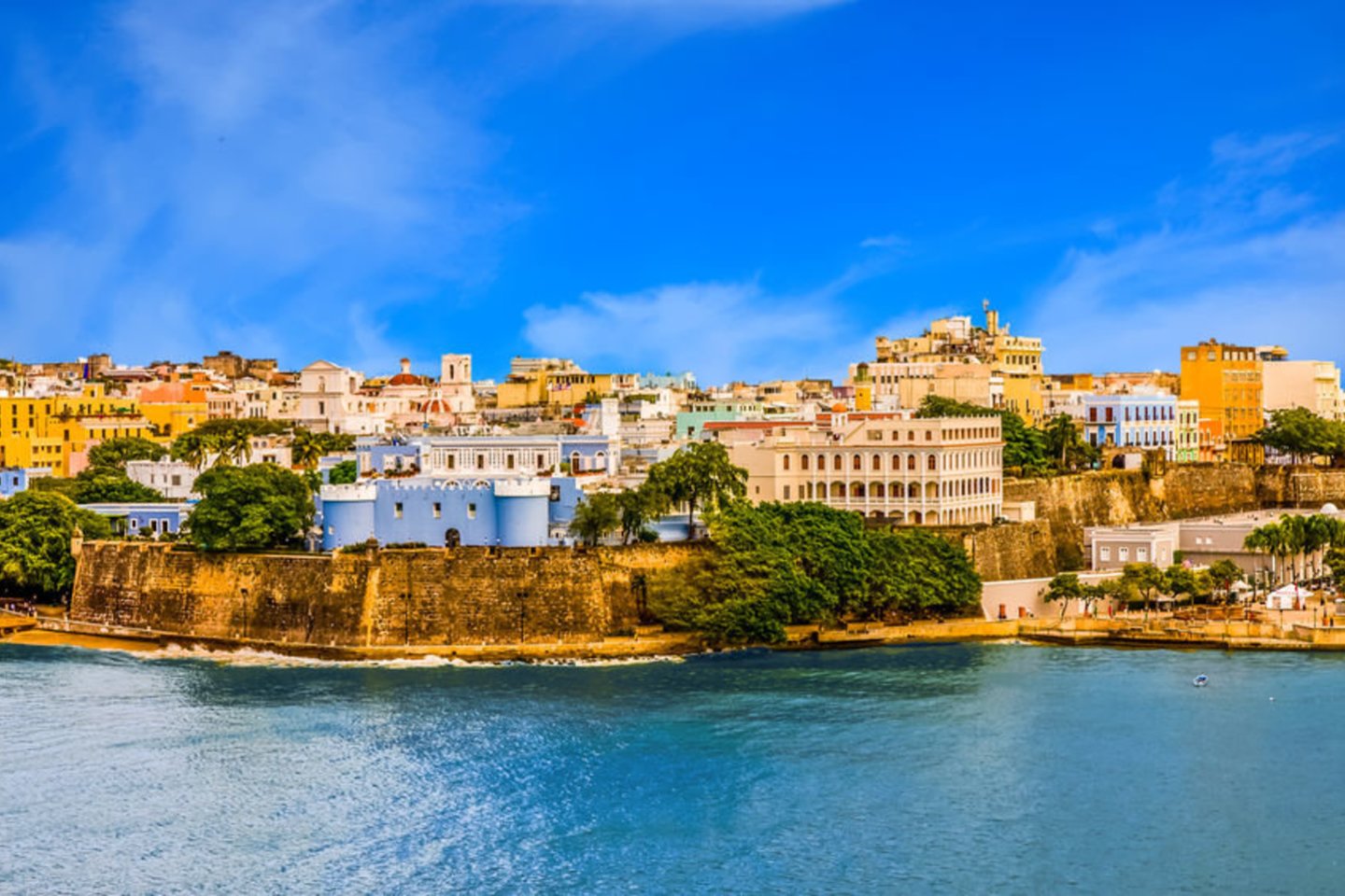 1493 m. Kristupas Kolumbas antrosios kelionės per Atlanto vandenyną metu atrado salą, kurią Ispanijos karaliaus sūnaus Juano garbei pavadino San Chuano Bautistos (šv.Jono Krikštytojo) vardu. Vėliau salai prigijo jos uosto Puerto Riko (ispaniškai – turtingas uostas) pavadinimas.<br>123rf